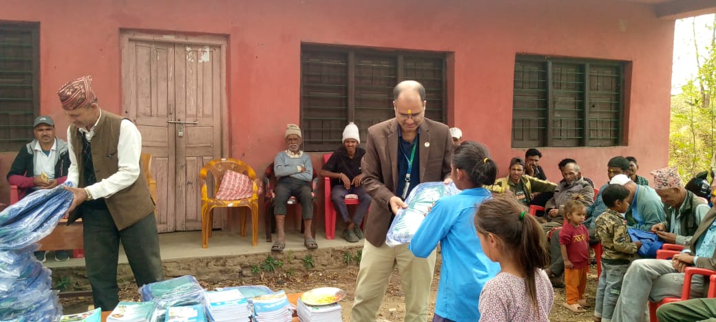 सानिमा रिलायन्सद्वारा बाजुराका विद्यार्थीहरूलाई  शैक्षिक सामग्री राख्ने झोला बितरण